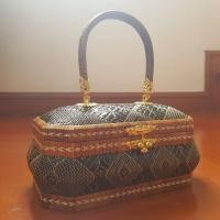 ราคา กระเป๋าย่านลิเภารี (แนวยาวแปดเหลี่ยม) จากฝีมือชาวบ้านชุมชน นครศรีธรรมราช (งานทำมือทุกชิ้น) (3517865111)