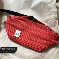 ราคา PLEATS PLEASE ISSEY MIYAKE PLEATS MESSENGER (13641278555)