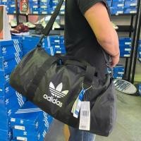 ราคา (ราคาป้าย 1,600) Adidas ORIGINALS กระเป๋าดัฟเฟิล Adicolor สีดำ ED7392 ขนาด: 27 ซม. x 55 ซม. x 27 ซม. ความจุ: 34.8 ล. (12837078892)