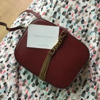 ราคา Charles & Keith กระเป๋าสะพายข้างสีแดง (used) (3540190433)