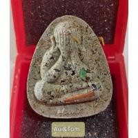 ราคา #พระปิดตาปลดหนี้ #หลวงพ่อพัฒน์ เนื้อผงธูปเเข้งทองเเดงฝังพลอยเสกตะไบเสกจีวร No.59 (9295844442)