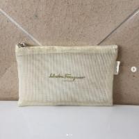 ราคา กระเป๋า CHINA AIRLINES x แบรนด์ Ferragamo exclusive ซิปลื่นมาก กระเป๋าสีและเนื้อผ้าดีมากกกก ใช้ทน มองเห็นของด้านในได้ (8293645884)