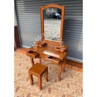 ราคา โต๊ะเครื่องแป้งไม้สัก ขาสิงห์โครงปีกนก+ เก้าอี้ไม้สัก โต๊ะ กว้าง 40 ยาว 92 สูง 172 ซม. ขนาดเก้าอี้ กว้าง 30 ยาว 30 สูง (23232996027)