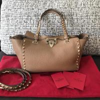 ราคา Used like new Valentino Rockstud grain leather small size ของแท้ สภาพดี อุปกรณ์ ถุงผ้า การ์ด สายสะพายยาว (959080957)