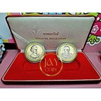 ราคา ชุดเหรียญที่ระลึกในหลวงรัชกาลที่ 9 และพระราชินี 1 ชุด 2 เหรียญ พร้อมกล่องหนังแท้แดงใส่เหรียญคู่จากกรมธนารักษ์ (23879203311)