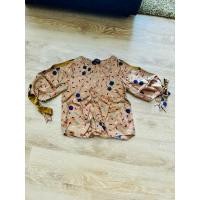 ราคา SRETSIS blouse เสื้อแขนสั้น ตกแต่งผูกโบว์ที่แขน 2 ข้าง ช่วงแขนตกแต่ง แหวกข้างช่วงไหล่ มือสอง ไซส์ US2 อก 34-35“ (25417062733)