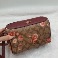 ราคา COACH BENNETT CROSSBODY IN SIGNATURE CANVAS WITH PRAIRIE DAISY CLUSTER PRINT (7336068494)
