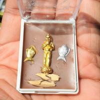 ราคา ไอ้ไข่วัดเจดย์ พร้อมตลับขี้ผึ้ง พร้อมปลาตะเพียนเงินและทอง นกสาริกาคู่ไม้มะยมแกะ มี2สีให้เลือก ดำและทอง องค์สูง2.9cm. (3941526411)