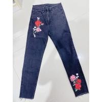 ราคา กางเกงยีนส์ขาเดฟยาว ปักลายดอกไม้ ใส่เที่ยว แบรนด์ H&M ไซส์ M ใส่เพียง 1 ครั้ง (รวมส่งฟรี) (25361589544)