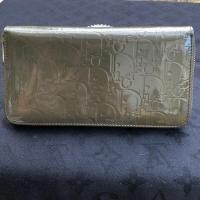 ราคา กระเป๋าสตางค์หนังแก้วดิออร์ สีเขียวขี้ม้าสภาพ95% (6508173307)