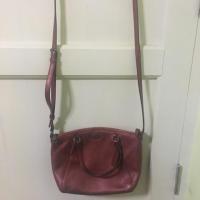 ราคา กระเป๋าสะพายสีแดง ยี่ห้อcoach แท้ค่ะ (4001488893)