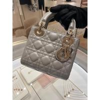 ราคา Lady Dior Mini in grey/pearl (24000149728)