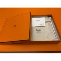 ราคา ขายกล่อง Hermès แท้ 100% (สภาพ 98%) กว้าง 19cm * ยาว 19 cm * สูง 5.5 cm + ถุงผ้า กว้าง 19cm *ยาว 19cm (สภาพ 98%) (15297080451)