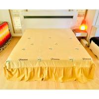 ราคา ผ้าคลุมเตียง (กระโปรงเตียง) หรือผ้าปูที่นอน (แบบหนา) ขนาด 6-6.5ฟุต สีเหลืองปักลายดอกวินเทจ มือสองขายตามสภาพ เกาหลีแท้ (25700786751)