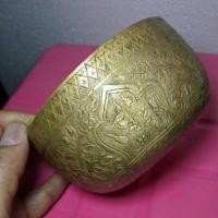 ราคา ขันทองเหลืองเก่า แกะลายด้วยมือ ลายไทยโบราณละเอียดประนีตมาก เก่ามาก เส้นผ่าศูนย์กลาง=12 ซม. สูง= 6 ซม. น้ำหนัก=102 กรัม (2768029918)