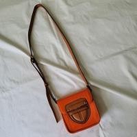 ราคา Cinzia orange bag กระเป๋าสะพาย กระเป๋าตังค์ เด็ก มือสอง (20777620422)