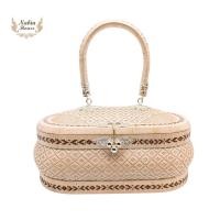 ราคา กระเป๋าย่านลิเภาทรงรีฝาเรียบสีงาช้างตัวล็อคสีเงินหูย่านลิเภา (19805024609)