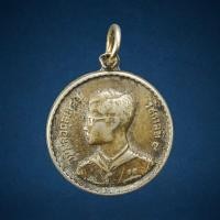 ราคา เหรียญ ร.9 หลังลูกเสือ ( พระราชทานลูกเสือ สว. ) 9หางสั้น นิยม ปี 2505 เนื้ออัลปาก้า (22182323143)