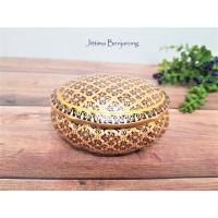 ราคา จิตต์ติมา เบญจรงค์ ตลับ โถ รูปไข่ เบญจรงค์ เนื้อขาว ในกล่องผ้าไหมสีทอง (สินค้า OTOP 5 ดาว) (3633379390)