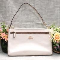 ราคา Coach pouch สีขาวครีมของแท้ มือสอง สะพายได้ ครอสได้ (3239052128)