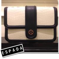 ราคา กระเป๋าสะพายไหล่ ESPADA แท้ มือสองสภาพดีมาก ไม่มีตำหนิ สายสะพายสีทอง ปรับสั้นยาวได้ ขายต่อราคาถูก (638741751)