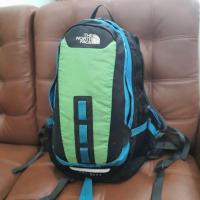 ราคา กระเป๋าเป้ The North Face รุ่น hot shot สีเขียวดำ สภาพพอใช้ (22725464249)