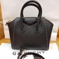 ราคา Used Givenchy mini limited สภาพสวยมากค้าา สีดำ สายถอดได้ค่ะ ออกชอบ 4x,xxx (1584695720)