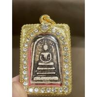 ราคา สมเด็จพิมพ์ปรกโพธิ์ หลังเรียบ เนื้อผง ลงรักดำปิดทองเก่า ใส่กรอบชุบทองไมครอนประดับพลอย (21765944755)