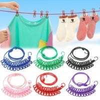 ราคา เชือกตากผ้า ราวยางยืดหนีบผ้า กิ๊บหนีบ12ตัว ( คละสี ) เชือกแขวนผ้า ราวตากผ้าแขวน (23479693542)