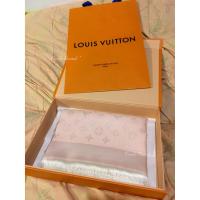 ราคา New ผ้าพันคอ LV-ใหม่ มือ 1 สีโรส แท้จากชอปไทย Authentic Rose LV Monogram Denim Shawl **กรุณาทักแชต** (4643085399)