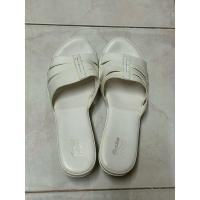 ราคา รองเท้าส้นสูง bata สีขาว มีตำหนิหนังลอก ไซซ์38 ยาว23 UK5 ส้นสูง 5.5cm. มือสอง (25604884732)