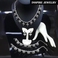ราคา Inspire Jewelry ชุดเซ็ทสร้อยคอพร้อมสร้อยข้อมือ 2 เส้น และต่างหู งานเทียมเงินรมดำ ลายดอกจิกแบบโบราณ สวยงามมาก (2035426165)