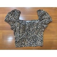 ราคา cps แท้เสื้อครอปลายเสือแขนพองแต่งกระดุมหน้าไหล่สม็อคเอวสม็อคหลังซิปข้างสภาพดีมือสอง (25819334255)