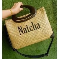 ราคา กระเป๋าสาน​ บุผ้าซับในมีซิป​ พร้อมปักชื่อได้​ หูไม้แท บุมุมหนัง​ มาพร้อมสายสะพายถอดได้​ ขนาดฐานกว้าง12​นิ้ว​สูง​10​นิ้ว​ (23927564822)