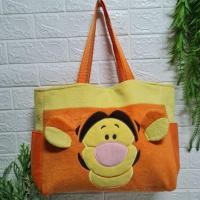 ราคา กระเป๋าสะพาย Disney แท้ Tiger กว้าง 15 สูง 11 นิ้ว ก้น และข้าง 5 นิ้ว ราคา 190 บาท ส่งฟรี (10009714058)