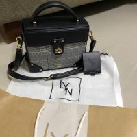 ราคา กระเป๋าสะพาย Lyn ของแท้ จากช้อป ทรงหลุยส์สีดำ 8” พร้อมส่ง!!! กระเป๋า (7126832668)