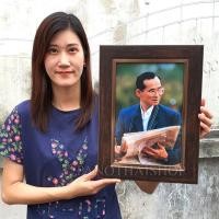 ราคา รูปในหลวงรัชกาลที่ 9 ทรงงาน กรอบไม้นำเข้า สุดคลาสสิคใส่กระจกตัดแสงแบบดีที่สุด (1461604038)
