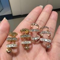 ราคา [Westwood] Vivienne ต่างหู แบบหนีบ จี้ตัวอักษร ดาวเสาร์ สามชั้น สไตล์พังก์ (25303236226)