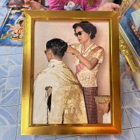 ราคา กรอบรูปภาพมงคล สมเด็จย่า กรอบเรียบสีทอง ภาพเสริมฮวงจุ้ย บ้าน ร้านค้า ของขวัญปีใหม่ ขึ้นบ้านใหม่ เปิดร้านใหม่ (24752304530)