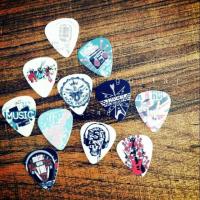 ราคา ปิ๊กกีตาร์ลายเก๋ๆ คละแบบ คละสี คละลาย ตามรูปภาพ 1ชิ้น (7217523494)