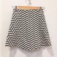 ราคา ของแท้!! Used in very good condition!! Zara Trafaluc geometric print skater skirt Size S (443627209)