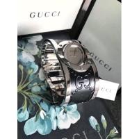 ราคา สินค้าพร้อมส่ง New Gucci Twirl Watch หน้าปัดเงิน ฝาหลังรูปผึ้งหมุนสลับได้ ✨✨ สายหนังดำขอบเงิน หน้ากว้าง 33mm. (8868355758)