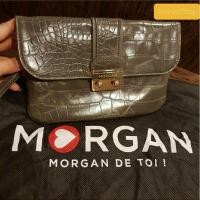 ราคา Used Morgan bag กระเป๋าครัชสีเทาสวย มีสายคล้องมือค่ะ (8457776078)