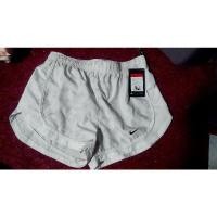 ราคา กางเกงขาสั้นผ้าร่มnikeไซด์L(1100฿)แท้100%ป้ายห้อยสีครีมเทาเอวยางยืดยาว12นิ้วมีซับในในตัว (10238817326)