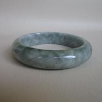 ราคา กำไลหยกพม่า Jadeite type A ทรงกลมท้องแบน ขนาดวงใน 58.9mm กว้าง 14.1mmสวยงามสวมใส่ได้ทุกเพศ (25650361861)