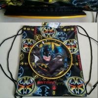 ราคา ลิขสิทธิ์แท้ เป้หูรูดใส่ชุดว่ายน้ำ ใส่ของได้ กลมๆ ด้านหน้า เป็นกระเป๋ามีซิปด้านบน ลาย แบทแมน Batman ขนาด 13*15นิ้ว (1266696489)