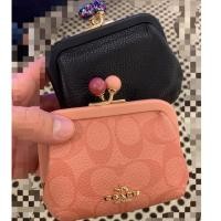 ราคา ️❤️❤️ของแท้!! พร้อมส่ง!! Coach Kisslock Card Case สีดำ และลาย C สีชมพู (4573299738)