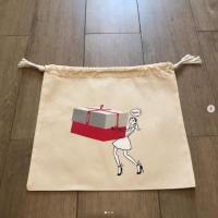 ราคา กระเป๋า กระเป๋าผ้า หูรูด แบรนด์ CLARINS ของแท้ size 30 x 28 cm.น้ำหนักเบา สีครีม เป็นแบบกระเป๋ายาว สามารถจุของได้เยอะ (16469690647)