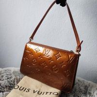 ราคา Louis Vuitton Pochette Lexington เงาเป็นประกาย เล่นแสงดีมากๆ ถืองานกลางคืนเข้าสุดๆ นอนตู้ หนังแก้วสีคอปเปอร์ ใช้น้อย (24331564026)