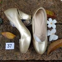 ราคา รองเท้าส้นสูงมือสอง สีทอง (1307004245)